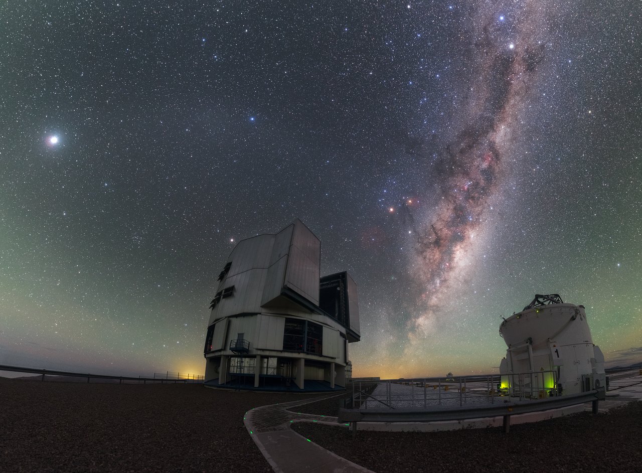 Observatorio Paranal bajo la Vía Láctea